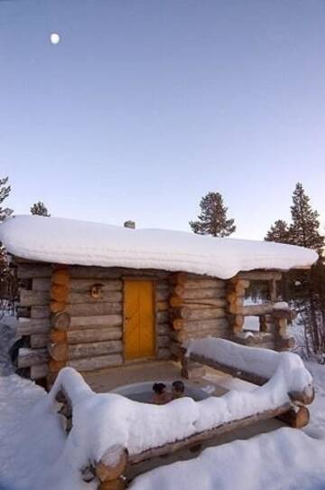 Фото номера Люкс с кроватью размера &quot;queen-size&quot; Отель Kakslauttanen Arctic Resort - Igloos and Chalets г. Саариселькя 6