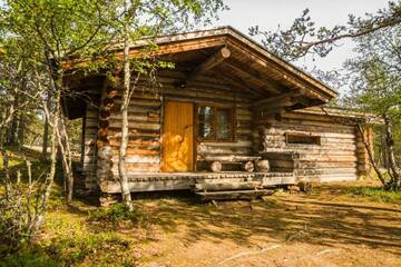 Фото номера Небольшое шале (для 4 взрослых) Отель Kakslauttanen Arctic Resort - Igloos and Chalets г. Саариселькя 7