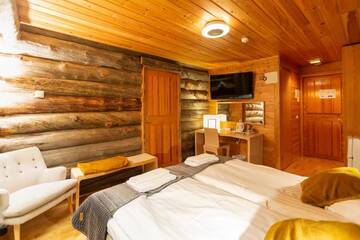 Фото номера Двухместный номер с 2 отдельными кроватями Гостевой дом Log House Kuukkeli Teerenpesä г. Саариселькя 12